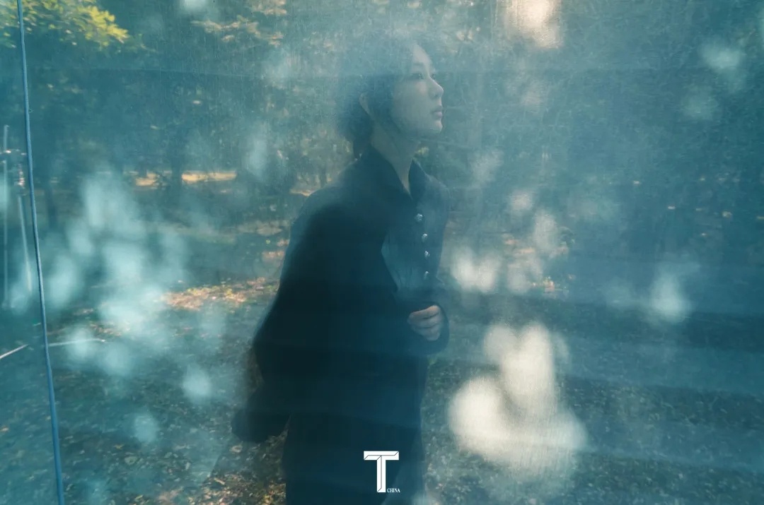 杨紫  感知明暗的流转与交织/芒果体育